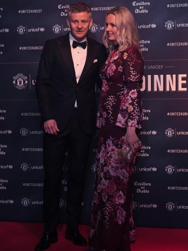 Manajer MU, Ole Gunnar Solskjaer bersama sang istri, Silje di acara gala dinner tahunan klub di Old Trafford, Selasa (22/1). (AFP/Paul Ellis)