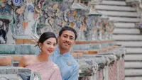 Potret Fanny Ghassani dan Suami Romantis Kondangan di Thailand