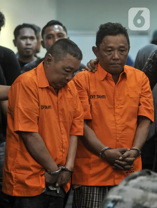 Tak ada sepatah kata pun terucap dari mulut mereka. Keduanya hanya tertunduk saat dihadirkan di depan awak media. (merdeka.com/Iqbal S. Nugroho)