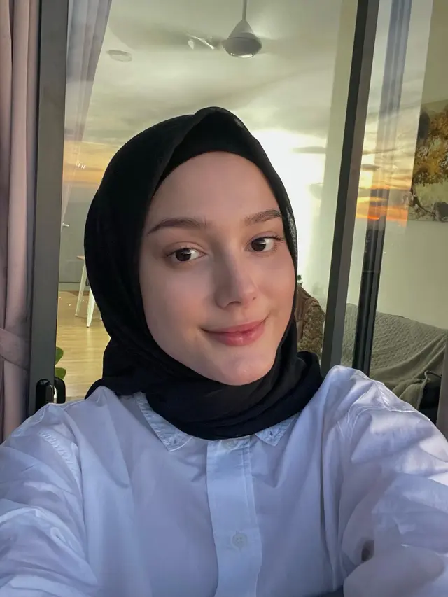6 Potret Yasmine Ow Calon Adik Ipar Irish Bella saat Berhijab Ini Curi Perhatian