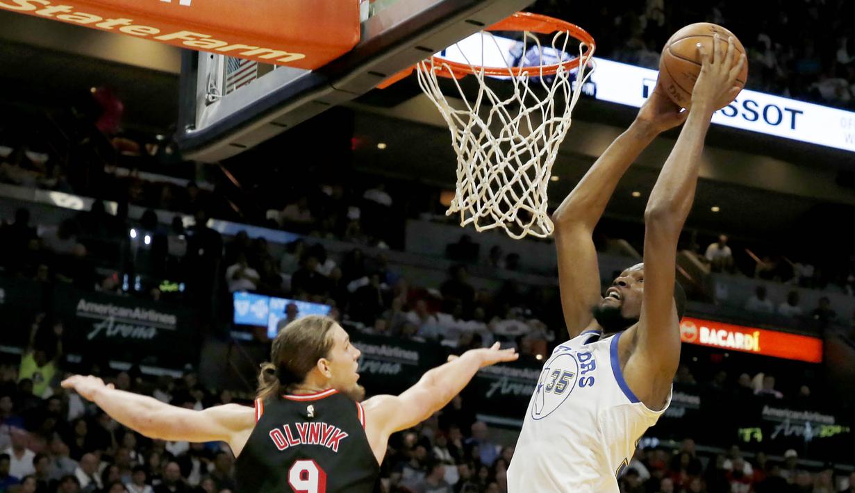 Pebasket Golden State Warriors, Kevin Durant, melakukan dunk saat melawan Miami Heat pada laga NBA di American Airlines Arena, Miami, Senin (4/12/2017). Warriors menang 123-95 atas Heat. (AP/Joe Skipper)