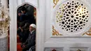 Seorang muslim Australia berdoa saat bulan ramadan di Masjid Gallipoli yang terletak di pinggiran Auburn, Sydney, Australia, Jumat (10/7/2015). Gambar diambil tanggal 10 Juli 2015. (REUTERS/David Gray)