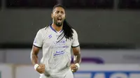 Pemain Arema FC, Carlos Fortes merayakan gol pertama timnya saat laga pekan ketujuh BRI Liga 1 2021/2022 antara Persija Jakarta melawan Arema FC di Stadion Manahan, Solo, Minggu (17/10/2021). (Bola.com/Bagaskara Lazuardi)
