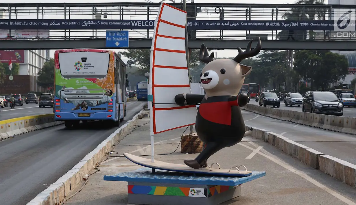 Patung maskot Asian Games 2018 menghiasi Jalan Sudirman, Jakarta, Rabu (8/8). Pemasangan maskot tersebut untuk menyemarakan penyelenggaraan Asian Games 2018 yang akan dibuka pada 18 Agustus 2018 mendatang. (Liputan6.com/Immanuel Antonius)