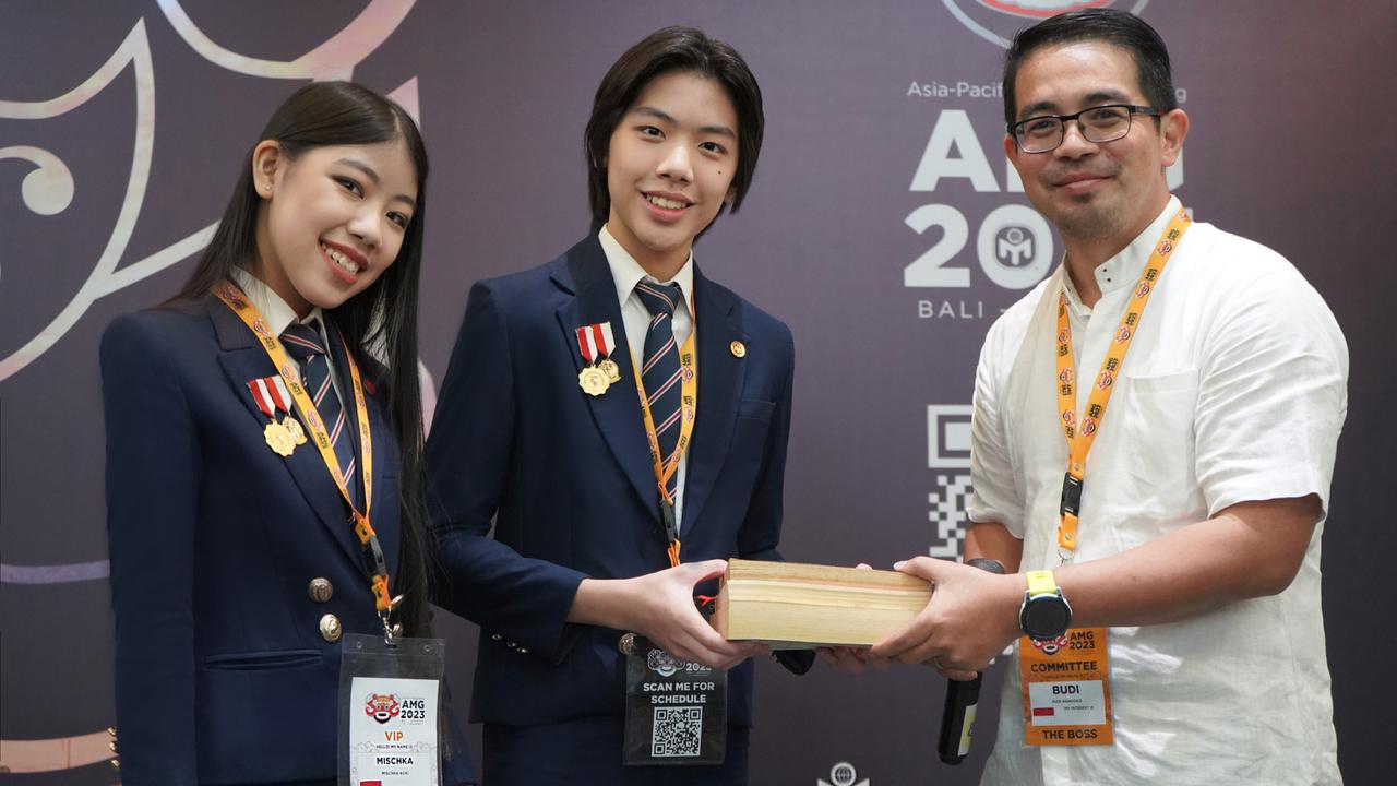 Mischka Aoki (15) dan Devon Kei Enzo (13), dua kakak-beradik berprestasi