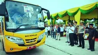 Ragam cara dilakukan pemerintah setempat dan kepolisian agar pelajar tak memakai kendaraan ke sekolah, salah satunya menyediakan bus sekolah gratis. (Liputan6.com/M Syukur)