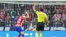 Bertekad untuk bangkit di waktu yang tersisa, Atletico Madrid malah kehilangan satu pemainnya. Mario Hermoso diganjar kartu merah oleh wasit karena akumulasi dua kartu kuning. (AP/Manu Fernandez)