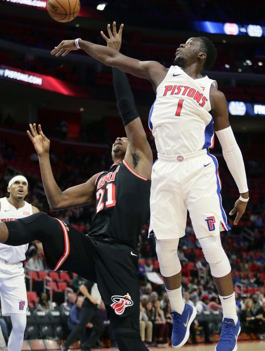 Aksi pemain Detroit Pistons, Reggie Jackson (1) melakukan blok tembakan pemain Miami Heat, Hassan Whiteside (21) pada laga NBA basketball game di Little Caesars Arena, Detroit, (12/11/2017). Detroit Pistons menang 112-103. (AP/Duane Burleson)