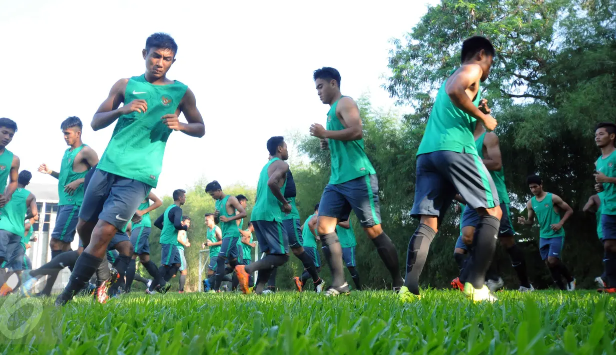 Sejumlah pesepakbola muda melakukan pemanasan jelang latihan seleksi Timnas Indonesia U19 di NYTC Sawangan, Depok, Selasa (26/7). Seleksi untuk menghadapi ajang Piala AFF U19 2016 di Hanoi, 11-24 September mendatang. (Liputan6.com/Helmi Fithriansyah)