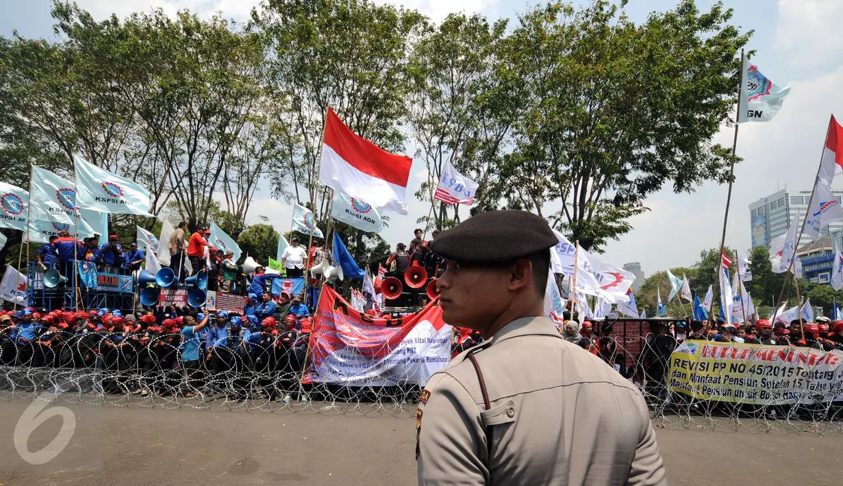 Ribuan buruh melakukan aksi di depan Istana Negara, Jakarta, Selasa (1/9/2015). Dalam aksinya mereka mengajukan beberapa tuntutan diantaranya perlindungan terhadap serbuan tenaga kerja asing di Indonesia. (Liputan6.com/Helmi Fithriansyah)