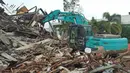 Sejumlah alat berat tengah melakukan evakuasi dan pembersihan puiang-puing Kantor Gubernur Sulawesi Barat Pasca Gempa Bumi dengan Magnitudo 6,2 mengguncang Majene pada Jumat 15 Januari 2021. (Liputan6.com/Abdul Rajab Umar)