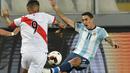 Pemain Argentina, Angel Di Maria  (kanan)  berusaha melewati para pemain Peru pada laga pada laga kualifikasi di Nacional Stadium, Lima, Peru. (AFP/Luka Gonzales)