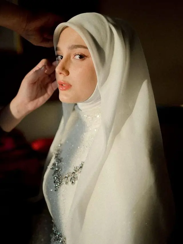 6 Pesona Anggun Yasmine Ow Resmi Menikah, Tampil Elegan dalam Balutan Gaun dan Hijab Serba Putih