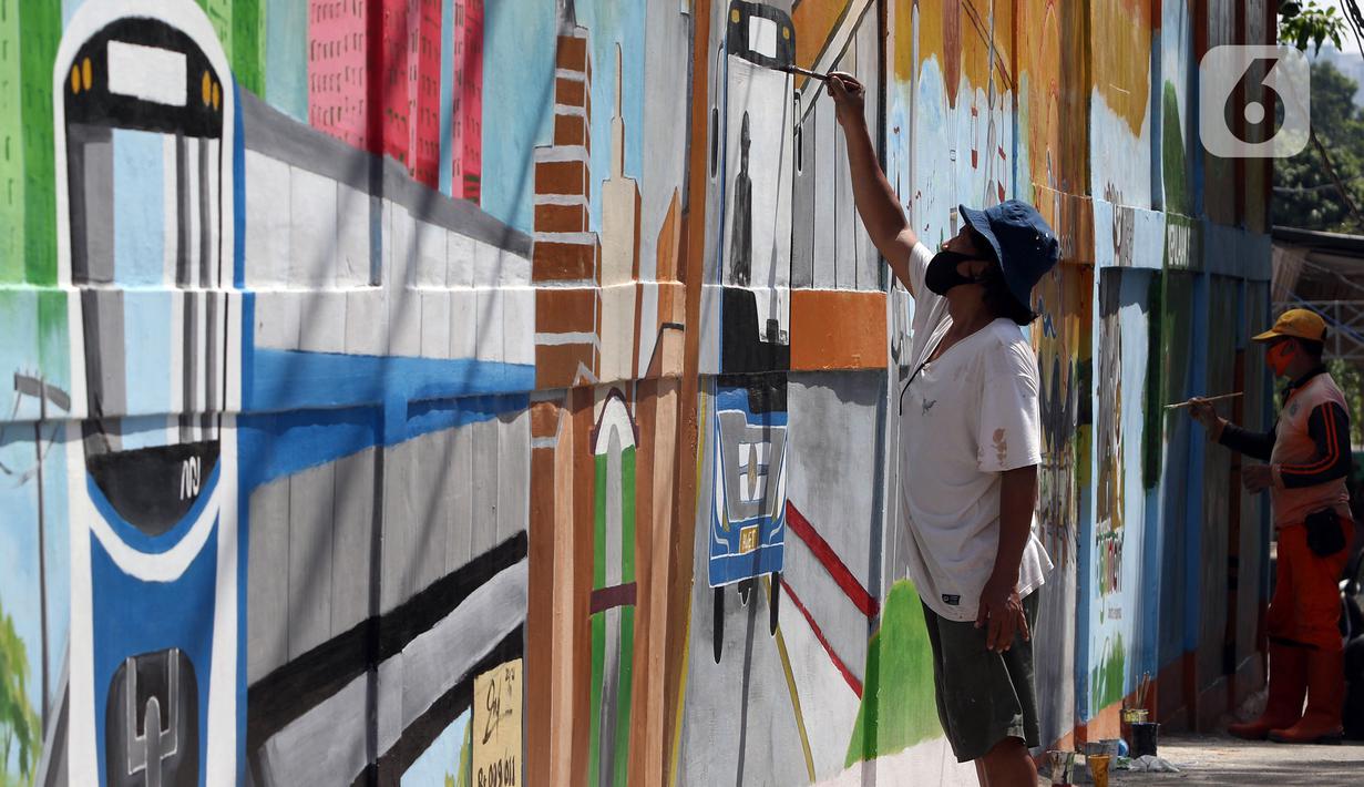 Pekerja menyelesaikan pembuatan mural Kota Jakarta di Tanah Kusir, Kebayoran Lama, Jakarta, Jumat (26/11/2021). Mural tersebut bertemakan Kota Jakarta dengan gambar ikon seperti ondel-ondel, Monas hingga transportasi. (Liputan6.com/Herman Zakharia)