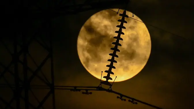 Buck Moon termasuk sebagai supermoon karena akan sedikit lebih dekat ke Bumi dibandingkan posisi bulan pada malam-malam biasanya. (Photo by CHAIDEER MAHYUDDIN / AFP)