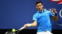 Petenis Serbia, Novak Djokovic, lolos ke semifinal AS Terbuka 2016 setelah sang lawan, Jo-Wilfried Tsonga (Prancis), mundur pada set ketiga karena cedera lutut, Selasa (6/9/2016). (Bola.com/Twitter/usopen)
