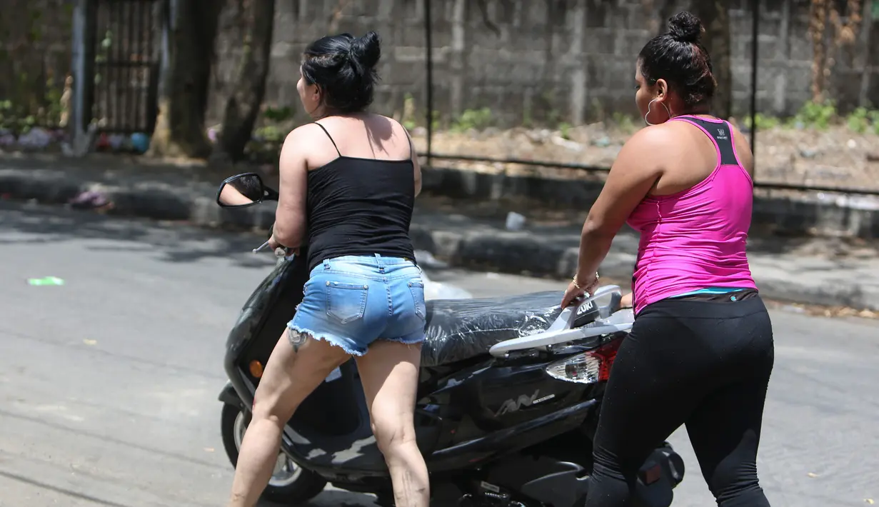 Penjarah membawa skuter yang baru saja mereka jarah dari sebuah toko di Managua, Nikaragua, Minggu (22/4). Kerusuhan di Nikaragua dipicu oleh Undang-Undang yang baru dikeluarkan pemerintah.  (AP Photo/Alfredo Zuniga)