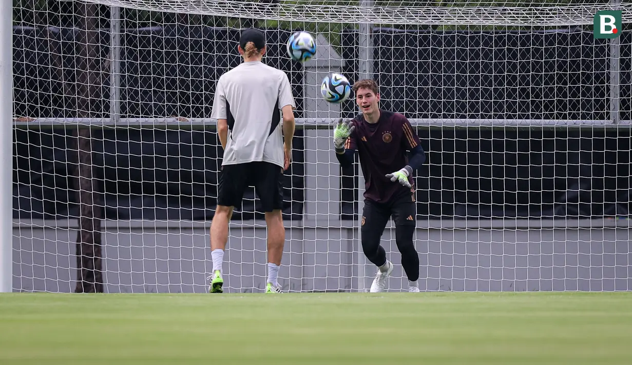 Kiper Timnas Jerman U-17, Max Schmitt berlatih bersama pelatih kiper menjelang laga final Piala Dunia U-17 2023 di Lapangan Kota Barat, Solo, Kamis (30/11/2023). (Bola.com/Bagaskara Lazuardi)