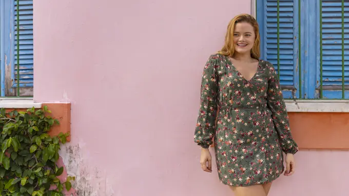 5 Tips Memilih Casual Dress yang Nyaman dan Flattering Untuk Wanita Mid-Size (photo by freepik.com)