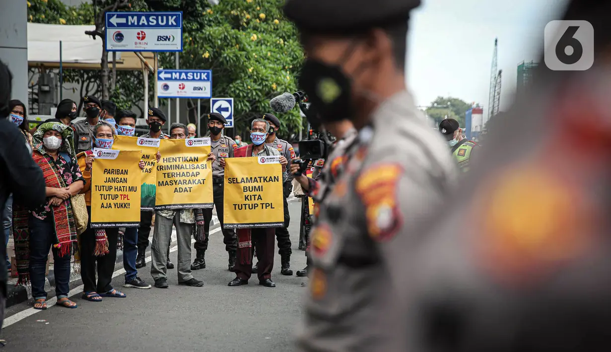 Massa yang tergabung dalam Aliansi Gerak Rakyat Tutut TPL menggelar aksi di depan Kantor Kementerian Koordinator Bidang Kemaritiman dan Investasi, Jakarta, Rabu (24/11/2021). Aksi diikuti 40 orang perwakilan masyarakat adat Tono Batak. (Liputan6.com/Faizal Fanani)