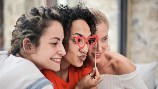 ilustrasi gemini yang membuat orang tertawa