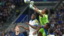 Kiper Parma Zion Suzuki menghalau bola pada laga Serie A/Liga Italia antara Inter vs Parma di Milan, Italia, Minggu, 3 Mei 2026. (AP Photo/Luca Bruno)