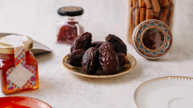 Mengonsumsi Kurma