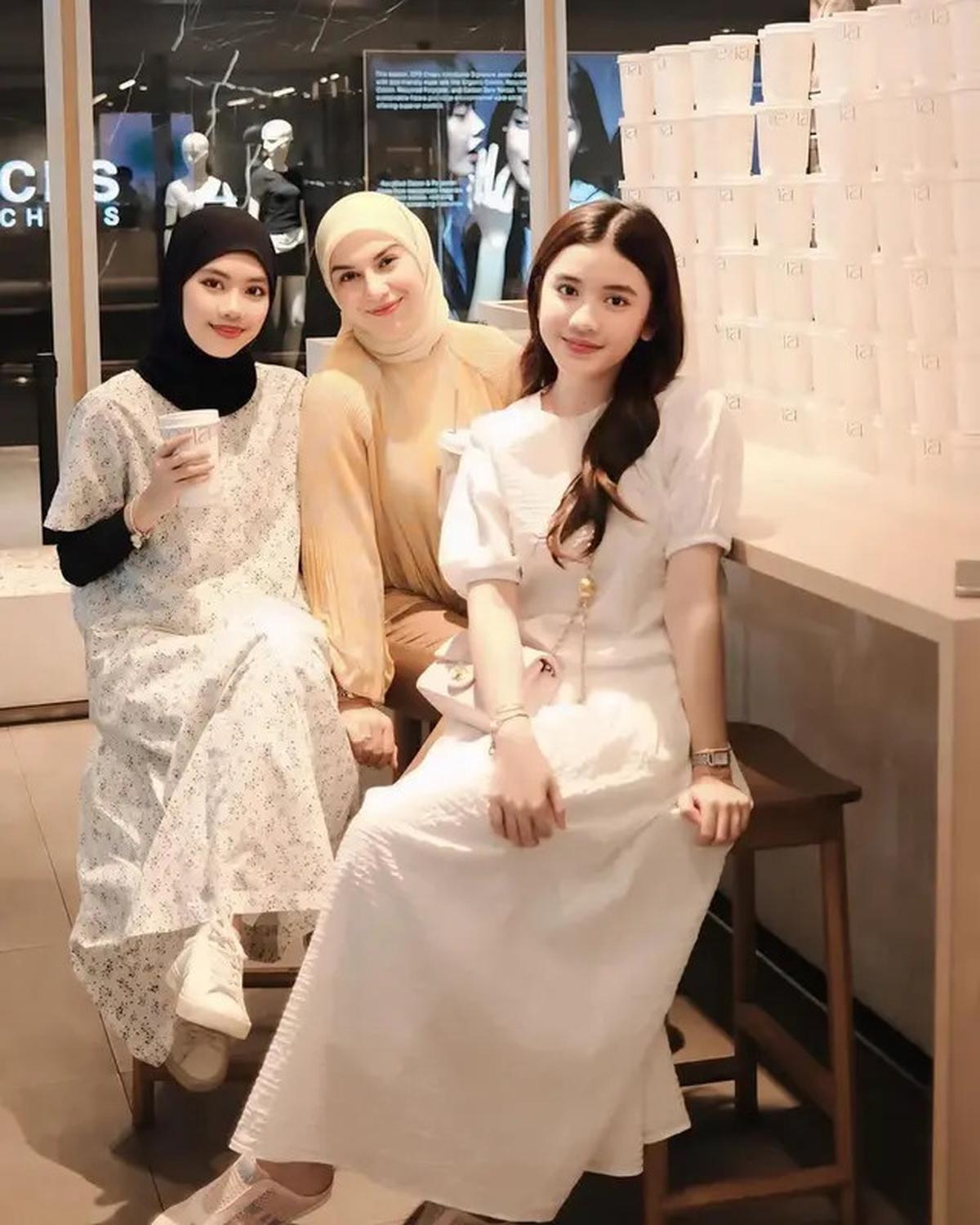 5 Gaya Pemotretan Irish Bella dengan Dua Anak Sambung, Terbaru dengan Dress Putih Mewah