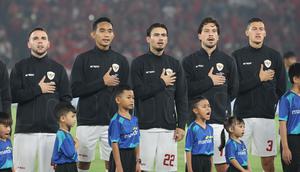 Para pemain Timnas Indonesia (dari kiri) Calvin Verdonk, Rizky Ridho, Nathan Tjoe-A-On, Thom Haye dan Jay Idzes menyanyikan lagu Indonesia Raya sebelum pertandingan melawan Filipina pada laga terakhir Grup F putaran kedua kualifikasi Piala Dunia 2026 Zona Asia di Stadion Utama Gelora Bung Karno (SUGBK) Senayan, Jakarta, Selasa (11/6/2024). (Bola.com/M Iqbal Ichsan)