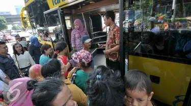 Warga saat menaiki bus tingkat City Tour Wisata Keliling Jakarta di halte Istiqlal, Jakarta, Kamis (7/7). Sejumlah warga memanfaatkan fasilitas bus wisata gratis untuk berkeliling Jakarta bersama keluarga. (Liputan6.com/Yoppy Renato)