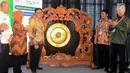 Project Director PT Napindo Media Ashatama Agung Wicaksono (kedua kanan) bersama Dirjen Peternakan dan Kesehatan Hewan,Kementerian Pertanian I Ketut Diarmita (ketiga kiri) saat membuka pameran Indo Livestock Expo & Forum 2019 di Surabaya, Jawa Timur, Rabu (3/7/2019). (Liputan6.com/HO/Iwan)