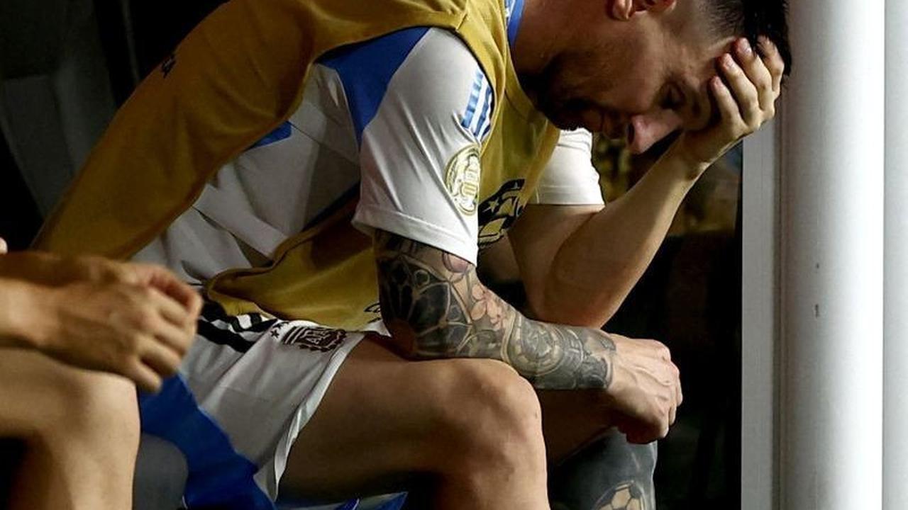 Saat duduk di bangku cadangan, Messi juga sempat menangis tersedu-sedu karena sakit pada kakinya dan meninggalkan lapangan dalam laga final. Foto: Reuters