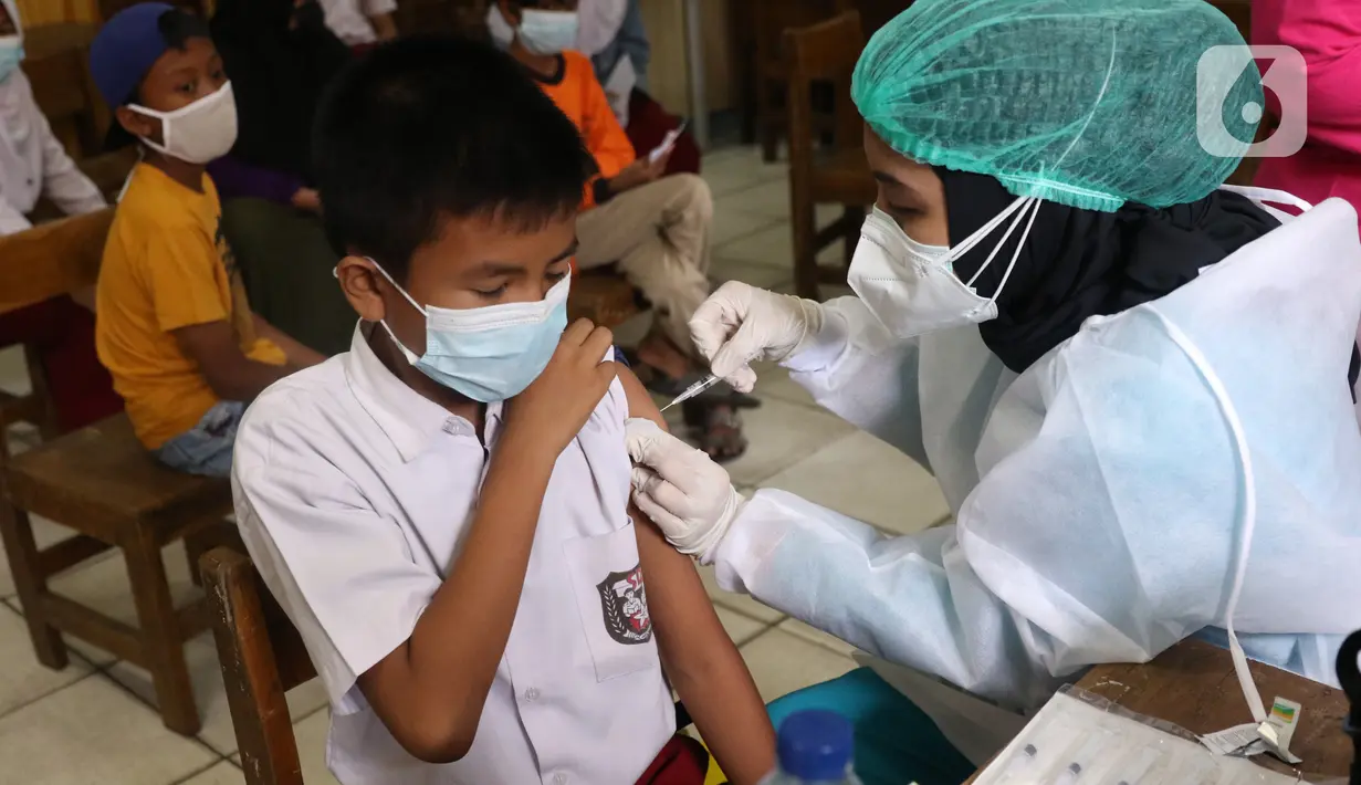 Seorang siswa saat disuntik vaksin COVID-19 Pfizer di SDN Panunggangan 5, Pinang, Kota Tangerang, Selasa (19/10/2021).  Pelaksanaan vaksinasi untuk pelajar usia 12 tahun ini dilakukan dalam rangka persiapan pelaksanaan pembelajaran tatap muka (PTM). (Liputan6.com/Angga Yuniar)