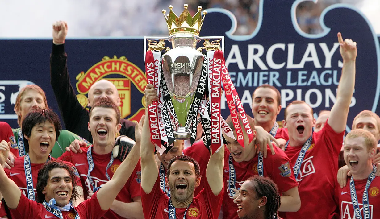 Ryan Giggs juga tercatat sebagai pemain dengan koleksi gelar Liga Inggris terbanyak, yaitu mencapai 13 gelar yang diraihnya hanya bersama satu klub, Manchester United. (AFP/Paul Ellis)