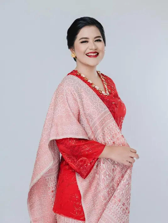 Kahiyang Ayu tampil bold dengan kebaya merah berpayet. Makeup bold dengan lipstik merah sempurnakan tampilan elegannya [@ayangkahiyang]