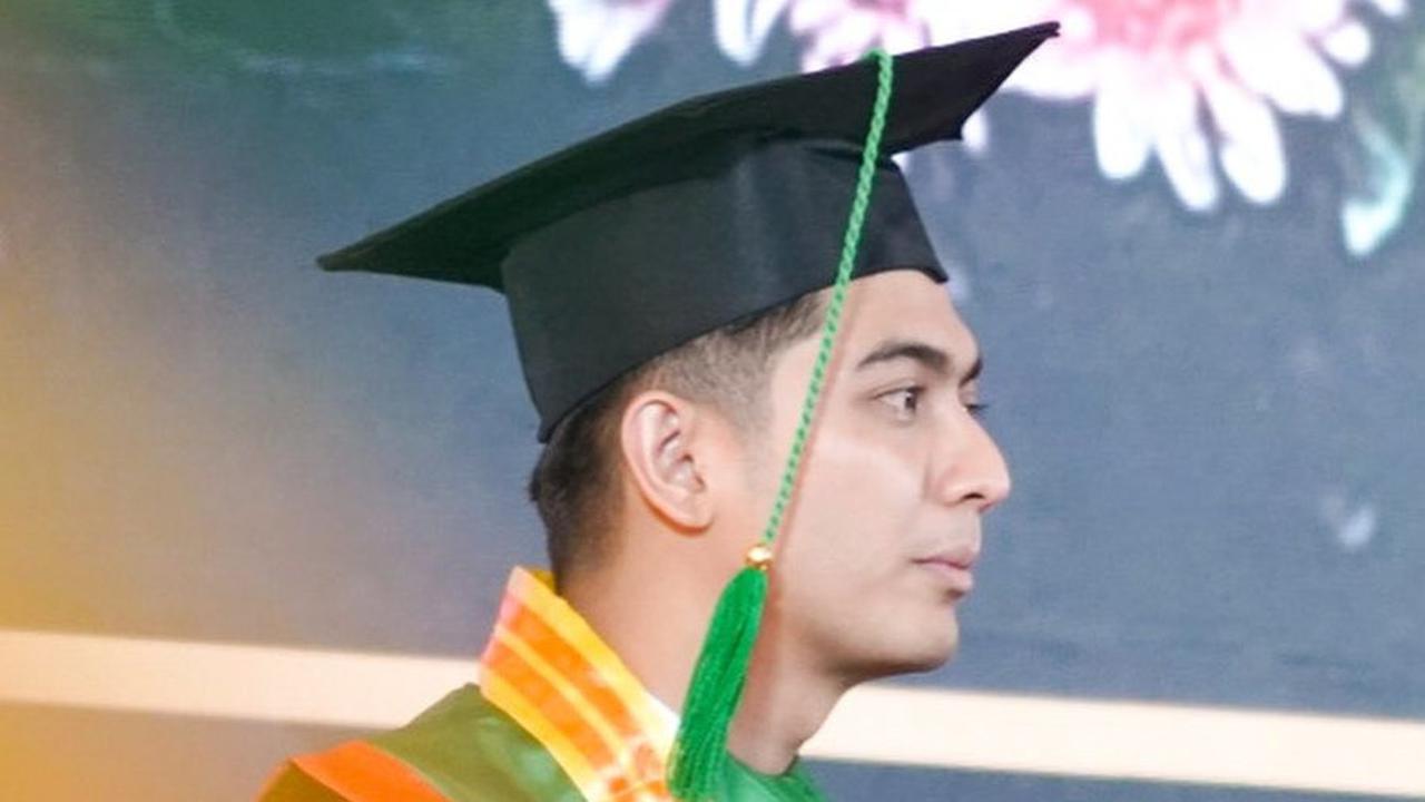 Dalam kebahagiaannya, Teuku Ryan terpancar kegembiraan setelah resmi menyandang gelar M.M.