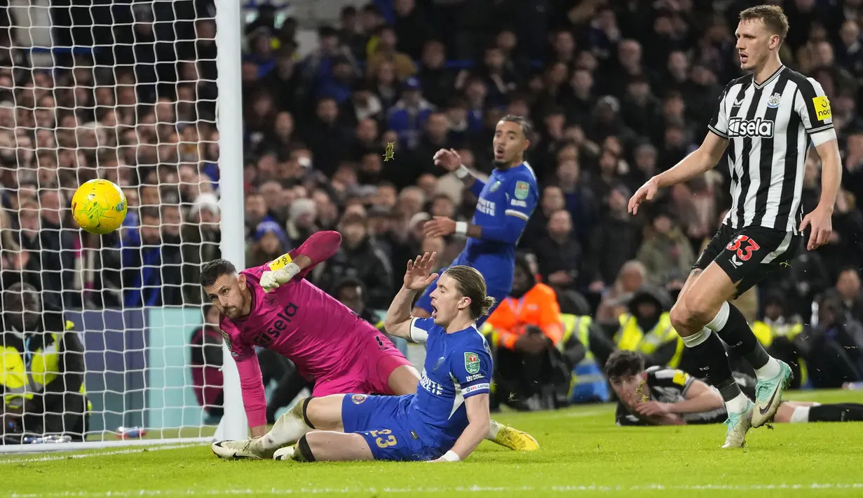 Reaksi kecewa gelandang Chelsea, Conor Gallagher (tengah) setelah gagal memanfaatkan peluang di depan gawang Newcastle United pada laga perempatfinal Carabao Cup 2023/2024 di Stamford Bridge, London, Rabu (20/12/2023) dini hari WIB. (AP Photo/Kirsty Wigglesworth)
