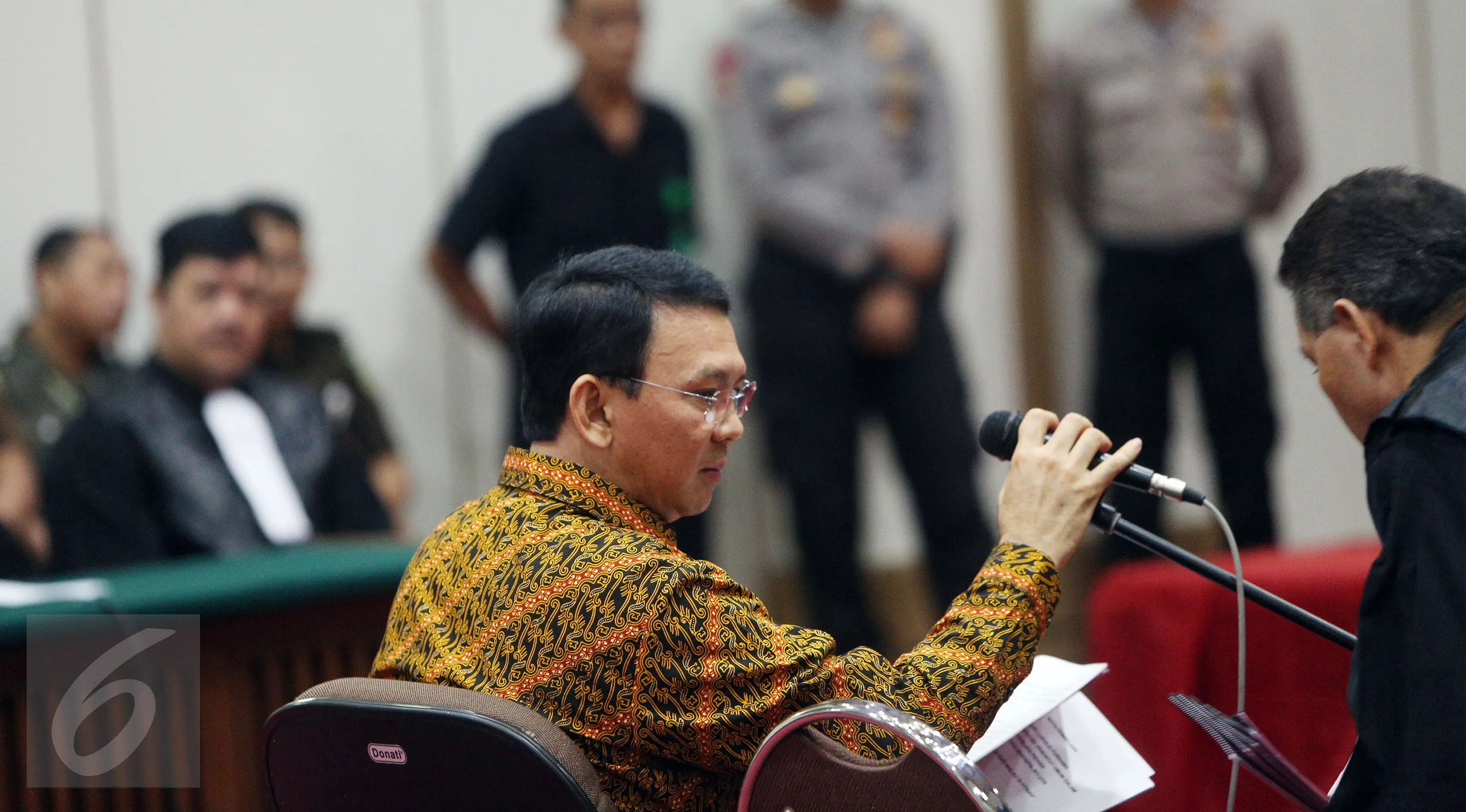 Gubernur DKI Jakarta, Basuki Tjahaja Purnama (Ahok) saat menjalani sidang kasus dugaan penistaan agama di Gedung Kementerian Pertanian, Jakarta, Selasa (25/4). (Liputan6.com/Miftahul Hayat/Pool)