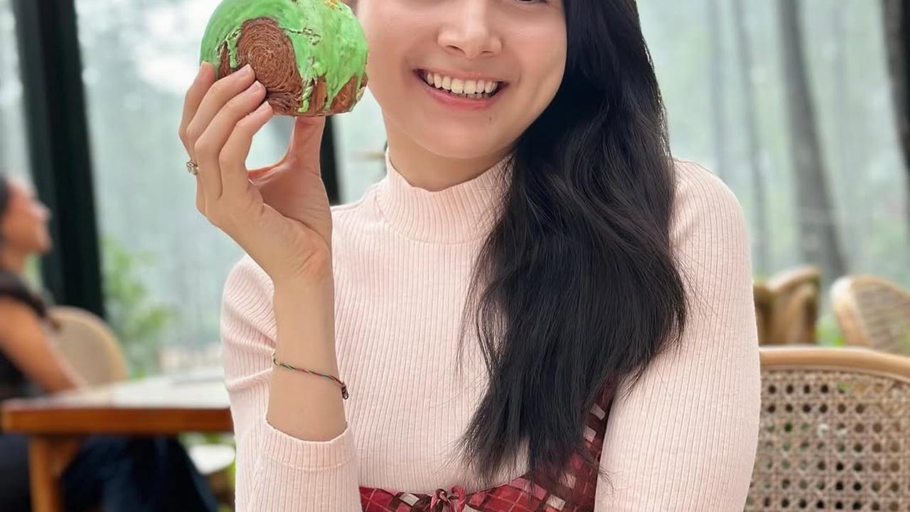 Potret Cantik Bulan Sutena yang Kerap Tampil dengan Makeup Tipis Tapi Selalu Memukau
