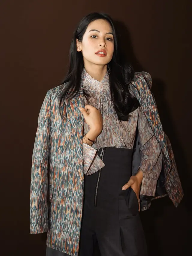 Gaya Lady Boss Maudy Ayunda Berbalut Blazer dan Blouse Ikat Hadiri Forum ASEAN