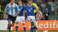 Italia vs Argentina terancam batal digelar. Laga persahabatan ini rencananya akan digelar pada Maret 2018. (AFP/VINCENZO PINTO)