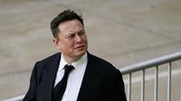 Elon Musk berjalan dari pusat peradilan di Wilmington, Delaware, Amerika Serikat, Senin (12/7/2021). CEO Tesla tersebut menjadi saksi pertama dalam persidangan terkait masalah akuisisi SolarCity. (AP Photo/Matt Rourke)