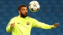  Gaya Dani Alves saat mengontrol bola atas saat latihan di Etihad Stadium, Inggris, Selasa (24/2/2015). Manchester City akan menjamu Barcelona di leg pertama Liga Champion di Etihad Stadium pada Rabu (25/2/2015).(Reuters/Carl Recine)