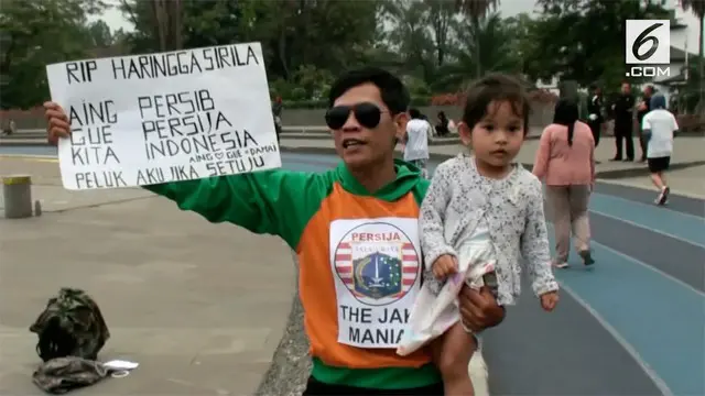 Seorang bobotoh menggelar aksi peluk damai di Bandung setelah seorang suporter Persija tewas.