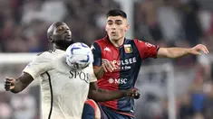 Pemain AS Roma, Romelu Lukaku (kiri) berebut bola dengan pemain Genoa, Johan Vasquez pada laga lanjutan Liga Italia 2023/2024 yang berlangsung di Luigi Ferraris Stadium, Genoa, Italia, Jumat (29/09/2023) dini hari WIB. Laga tersebut dimenangkan oleh Genoa dengan skor 4-1. (AP Photo/LaPresse/Tano Pecoraro)