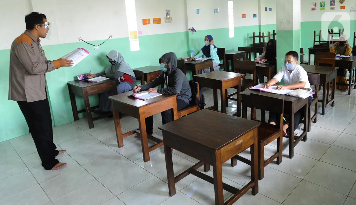 Guru mengajar tatap muka di SDIT Nurul Amal, Pondok Cabe, Tangerang Selatan, Banten, Senin (16/11/2020).  Proses belajar secara tatap muka atau luring ini menggunakan waktu belajar di sekolah yang didasarkan pada zona  penerapan wilayah covid-19. (merdeka.com/Arie Basuki)