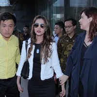 Berbagai upaya telah dilakukan Tsania Marwa untuk bisa menemui kedua buah hatinya, Syarif dan Aisyah. Termasuk meminta bantuan hukum untuk menjebatani bisa ketemu kedua buah hatinya. (Deki Prayoga/Bintang.com)