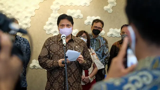 Menteri Koordinator Bidang Perekonomian Airlangga Hartarto dalam acara Rapat dan Press Briefing dengan Mitra Lembaga Penilai dan Pemantau Pelatihan Program Kartu Prakerja, di Jakarta pada Jumat (22/10/2021). (Sumber ekon.go.id)