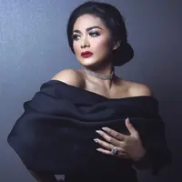 Eksklusif Krisdayanti (Fotografer: Galih W. Satria, Wardrobe: Soko Wiyanto, Stylist: Indah Wulansari, Digital Imaging: Muhammad Iqbal Nurfajri/Bintang.com)