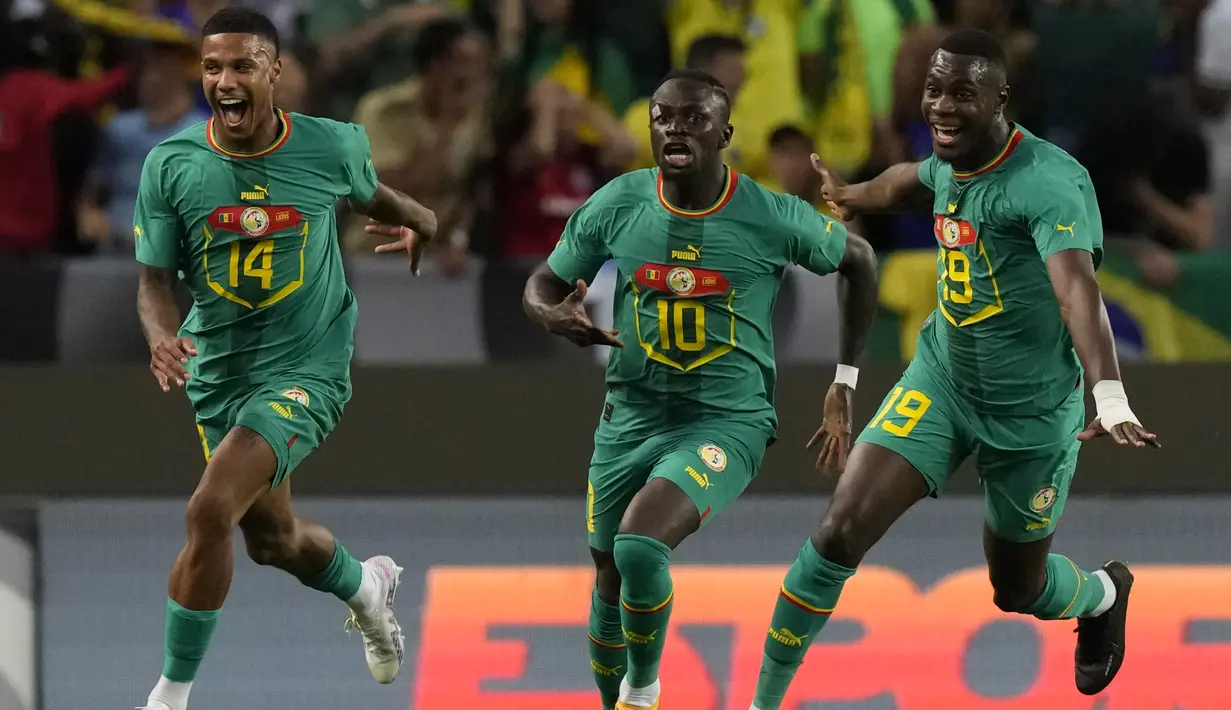 <p>Penyerang Senegal, Sadio Mane (tengah) berselebrasi setelah mencetak gol ke gawang Brasil pada FIFA Matchday 2023 di Stadion Alvalade di Lisbon, Portugal, Rabu, 21 Juni 2023. (AP Photo/Armando Franca)</p>